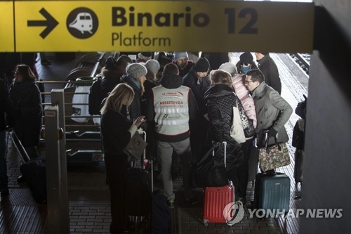 로마 티부르티나 역에서 열차를 기다리는 여행객들 [EPA=연합뉴스] 