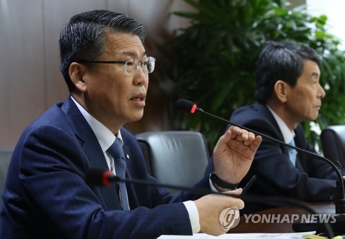 은성수 수출입은행장(왼쪽)과 이동걸 산업은행 회장