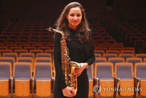 색소폰 연주자 아샤 파테예바(서울=연합뉴스) 이재희 기자 = 색소포니스트 아샤 파테예바(Asya Fateyeva)가 13일 오전 서울 종로구 금호아트홀에서 가진 인터뷰를 마친 뒤 포즈를 취하고 있다. 공연은 오는 15일. 2018.3.13