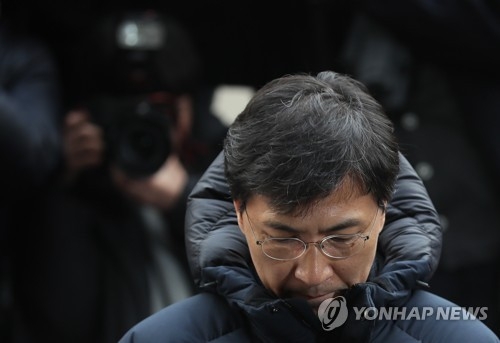 안희정 검찰 출석 "죄송합니다"