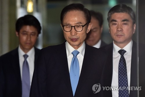 (서울=연합뉴스) 임헌정 기자 = 검찰 조사를 마친 이명박 전 대통령이 15일 오전 서초동 서울중앙지검에서 나오고 있다. 2018.3.15