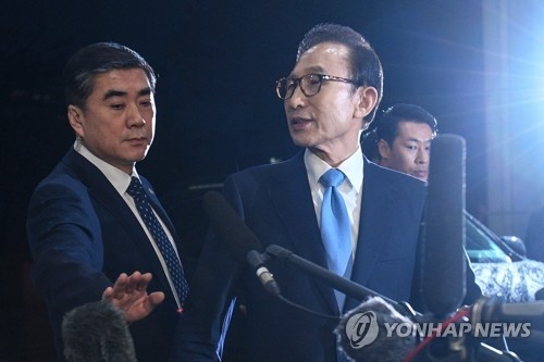 검찰 관계자들에게 인사하는 MB