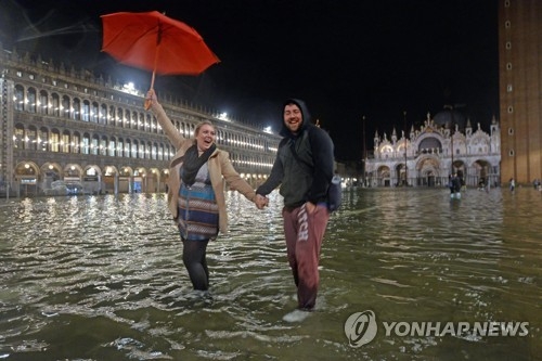 이탈리아 베네치아 산마르코 광장이 강풍과 악천후로 조수가 높아지는 '아쿠아 알타'로 인해 물에 잠겨 있다. [EPA=연합뉴스] 