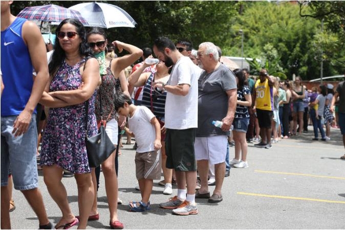 상파울루 남부지역에 있는 보건소 앞에서 주민들이 황열병 백신 접종 순서를 기다리고 있다. [브라질 일간지 폴랴 지 상파울루]