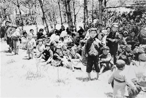 1948년 5월 중산간으로 피신한 주민들의 모습