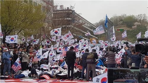 박근혜 전 대통령 선고에 반발하며 드러누운 지지자들