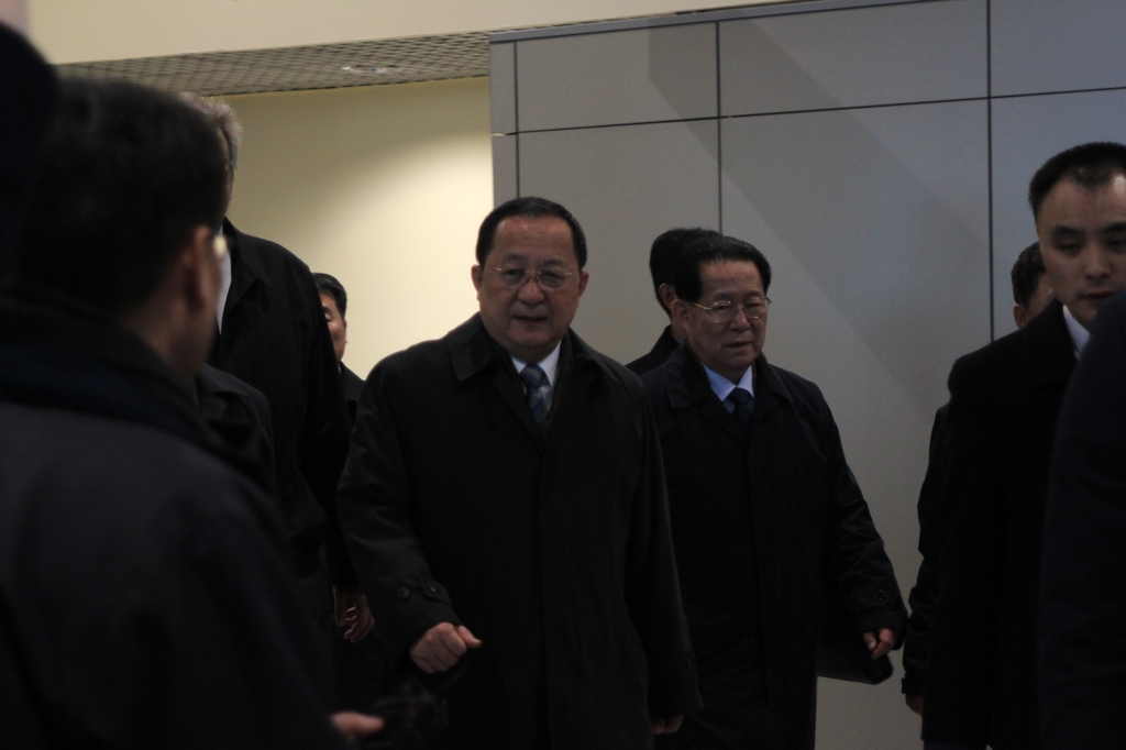 (모스크바=연합뉴스) 러시아 모스크바 도모데도보 국제공항 대합실을 빠져나오는 리용호 북한 외무상(중앙).