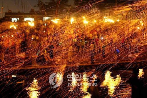 창원은 진달래·불꽃낙화로 '봄의 절정' 맞는다1