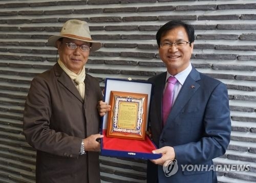 경찰 시낭송가 피기춘(오른쪽)