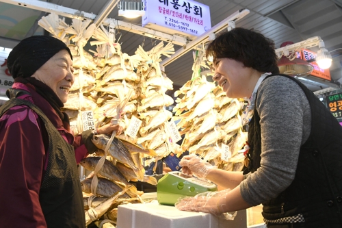 서울 중부시장에서 신용카드 결제를 하는 모습