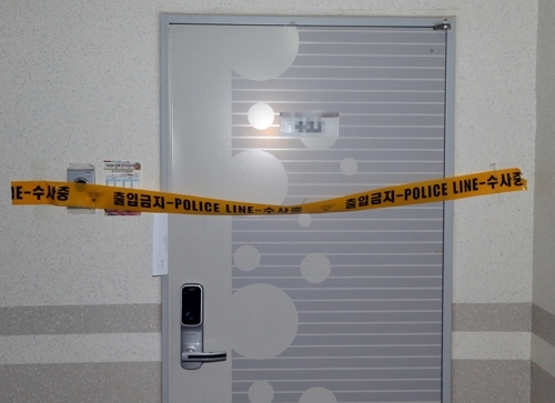 증평 모녀 사망 아파트 현관문