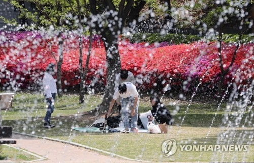 더위 식히는 학생들