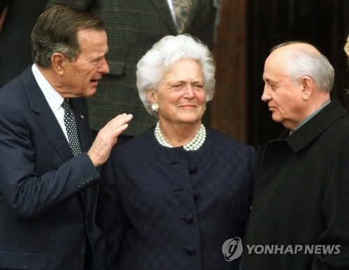 바버라 여사를 사이에 두고 대화하는 부시 대통령과 고르바초프 소련 공산당 서기
