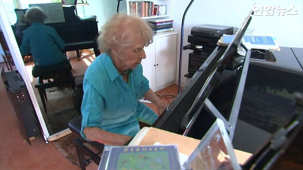 [현장영상] '나이는 숫자에 불과'…103세 할머니의 현란한 피아노 연주 - 2