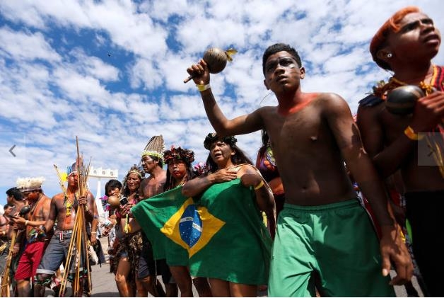 브라질 수도 브라질리아에서 시위하는 아마존 원주민들 [브라질 일간지 폴랴 지 상파울루]