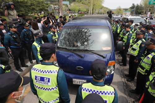 가스 차량 막은 경찰