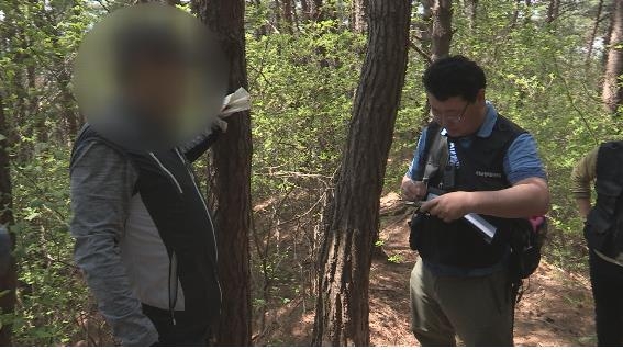 불시 기동단속으로 출입금지 위반 행위자 적발하는 모습