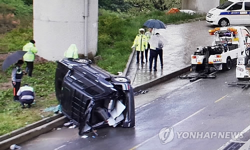 빗길에 차량 미끄러져 표지석 충돌…일가족 5명 사상 - 1