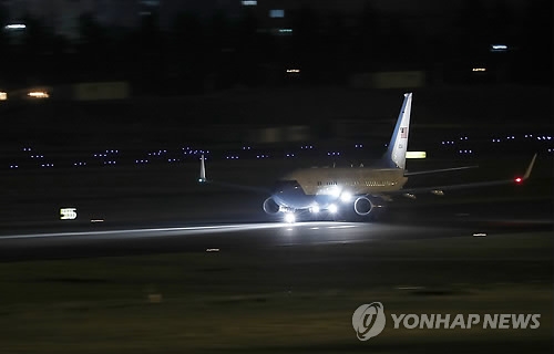 (도쿄 AP=연합뉴스) 북한에 억류됐다 석방된 한국계 미국인 3명이 동승한 마이크 폼페이오 미국 국무장관의 전용기가 9일(현지시간) 일본 도쿄 외곽 요코타 공군기지를 이륙하고 있다. 