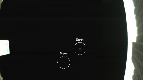 NASA 큐브샛 '마르코-B'가 100만㎞ 밖 우주서 전송한 지구·달 사진.