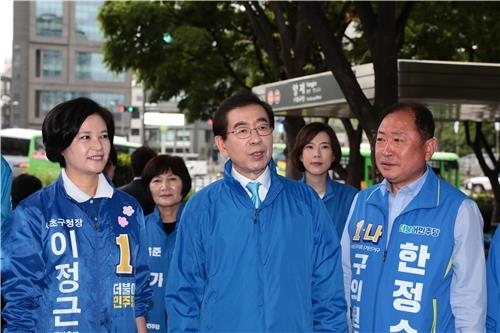 서초구 양재역에서 시민들에게 인사하는 박원순 후보