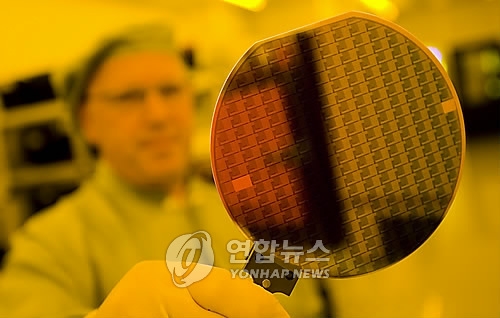 "거침없이 하이킥"…반도체 업계, 1분기도 신기록 행진 - 1