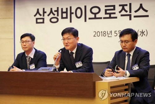질문 답하는 김동중 전무