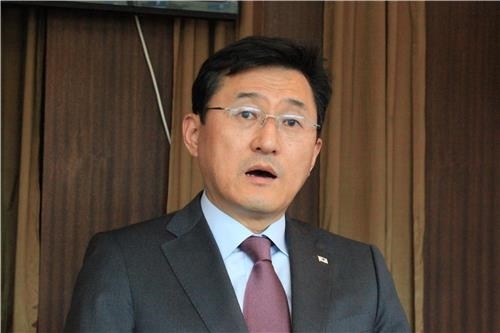 (모스크바=연합뉴스) 모스크바 한국 특파원단에 회담 결과 설명하는 윤순구 외교부 차관보.