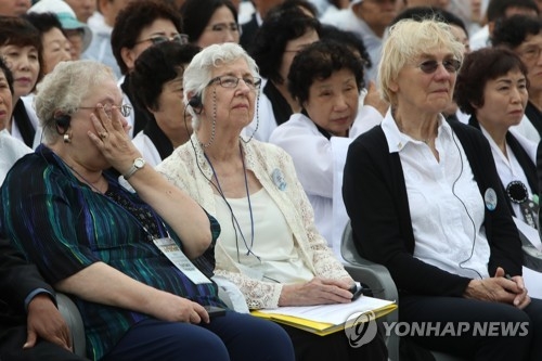 5·18 기념식서 눈물 흘리는 푸른 눈의 목격자들