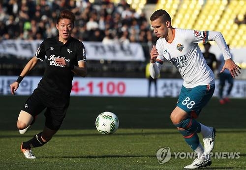 2016년 11월 당시 성남과 강원의 승강플레이오프 2차전 경기 장면