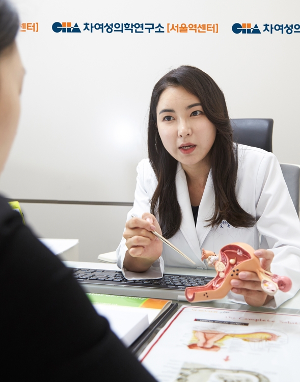 차 여성의학연구소 서울역센터 산부인과 이유빈 교수가 환자와 가임력 체크업 결과 상담을 하고 있다.