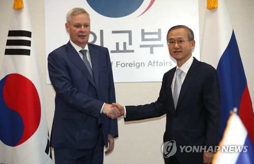 악수하는 한-러 외교차관
