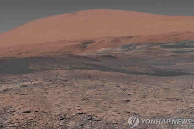 올해 1월 미국 NASA의 화성탐사로봇 ‘큐리오시티 로버’가 촬영한 화성의 샤프 산 전경. AFP_연합뉴스