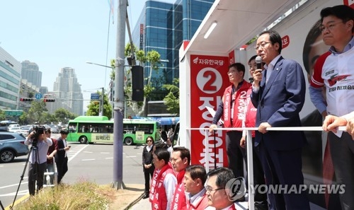 한국당 '중앙·지방' 투트랙 선거운동…홍준표, 공중전 집중(종합) - 1
