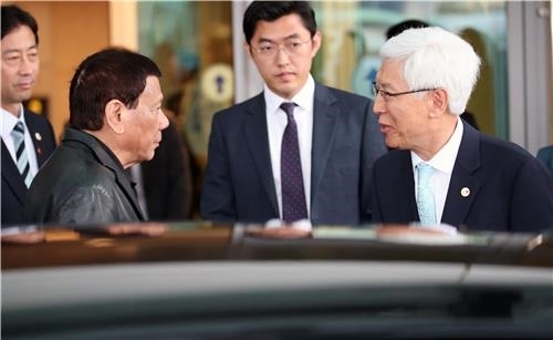 전제국 방사청장과 대화하는 두테르테 대통령 /김인철