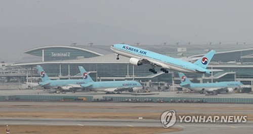 인천공항 제2여객터미널 앞 활주로에서 대한항공 여객기가 이륙하는 모습