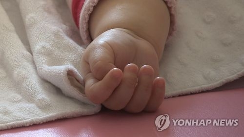 "울지마" 4개월 아들 입 막아 숨지게 한 엄마 무죄→징역형 - 1