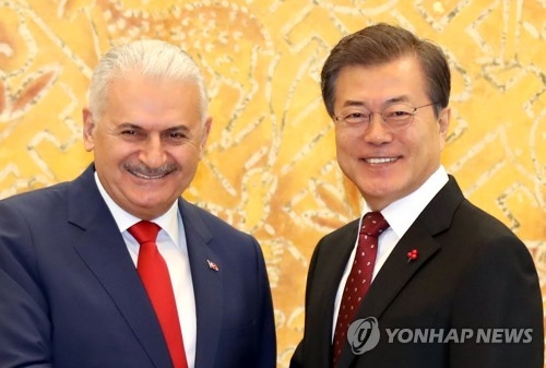 웃음 짓는 문 대통령과 터키 총리