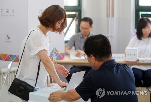 '누굴 찍었을까'(전주=연합뉴스) 임채두 기자 = 제7회 전국동시 지방선거일인 13일 오전 전북 전주시 완산구 삼천3동 제6투표소에서 한 유권자가 소중한 한 표를 행사하고 있다. 2018.6.13doo@yna.co.kr(끝)
