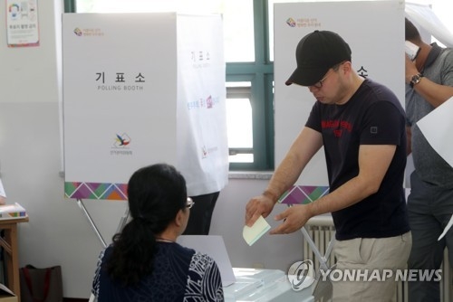 '투표해요'(전주=연합뉴스) 임채두 기자 = 제7회 전국동시 지방선거일인 13일 오전 전북 전주시 완산구 삼천3동 제6투표소에서 유권자들이 소중한 한 표를 행사하고 있다. 2018.6.13doo@yna.co.kr(끝)