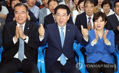 환호하는 김영록 당선인(가운데)