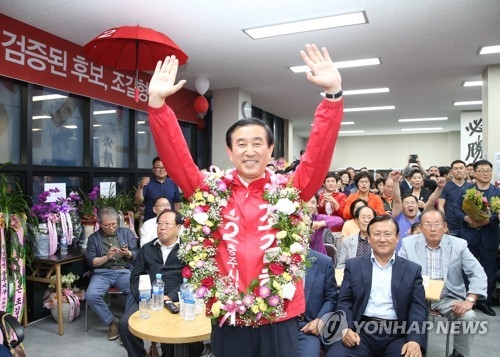접전 끝에 당선된 한국당 조길형 충주시장 후보