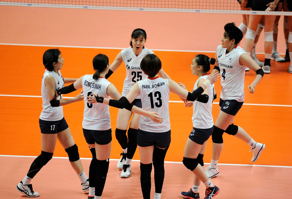 한국 여자배구 대표팀이 미국전에서 득점에 성공한 뒤 기뻐하고 있다. [FIVB 홈페이지 캡처=연합뉴스]
