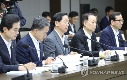 총리 발언 듣는 참석자들