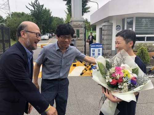 이영주 전 민주노총 사무총장(맨 오른쪽) 석방