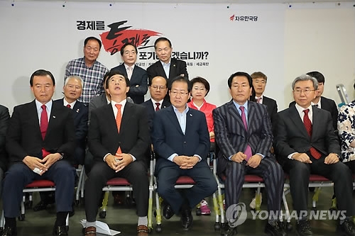 '길 잃은 보수' 한국당…지도부·시도당위원장 사퇴 쓰나미(종합) - 4
