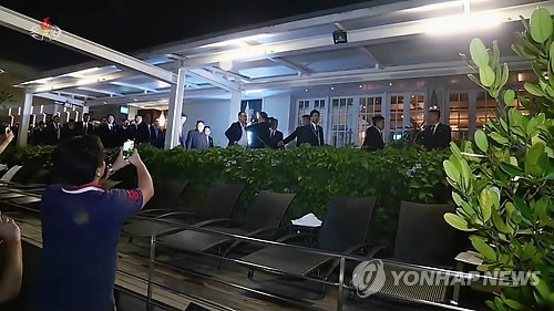 '와 김정은이다' 촬영하는 마리나베이샌즈 투숙객들