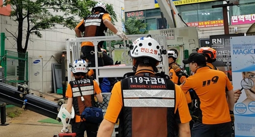사다리차 와이어 끊어져…작업자 2명 부상