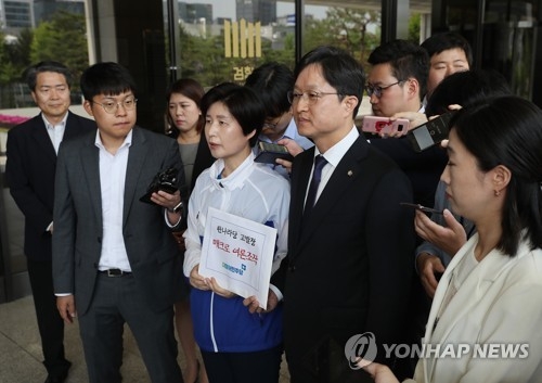 (서울=연합뉴스) 이지은 기자 = 더불어민주당 백혜련 대변인과 강병원 원내대변인이 7일 오후 서울 서초구 서울중앙지검에 자유한국당의 전신인 한나라당과 새누리당의 과거 선거에 매크로(자동입력반복)를 동원한 여론조작 의혹과 관련해 고발장을 접수하기 전 취재진의 질문에 답하고 있다.