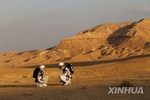 이스라엘 우주인들이 네게브사막에서 화성을 가상한 훈련을 하고있다.[자료사진]